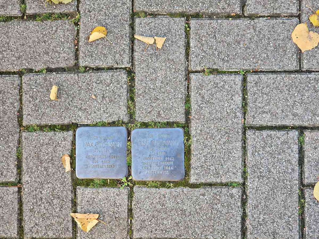 stolpersteine-worms-kollektive-erinnerung Stolpersteine Gehweg Gedenken - kollektives Gedächtnis Nationalsozialismus Empathievermögen