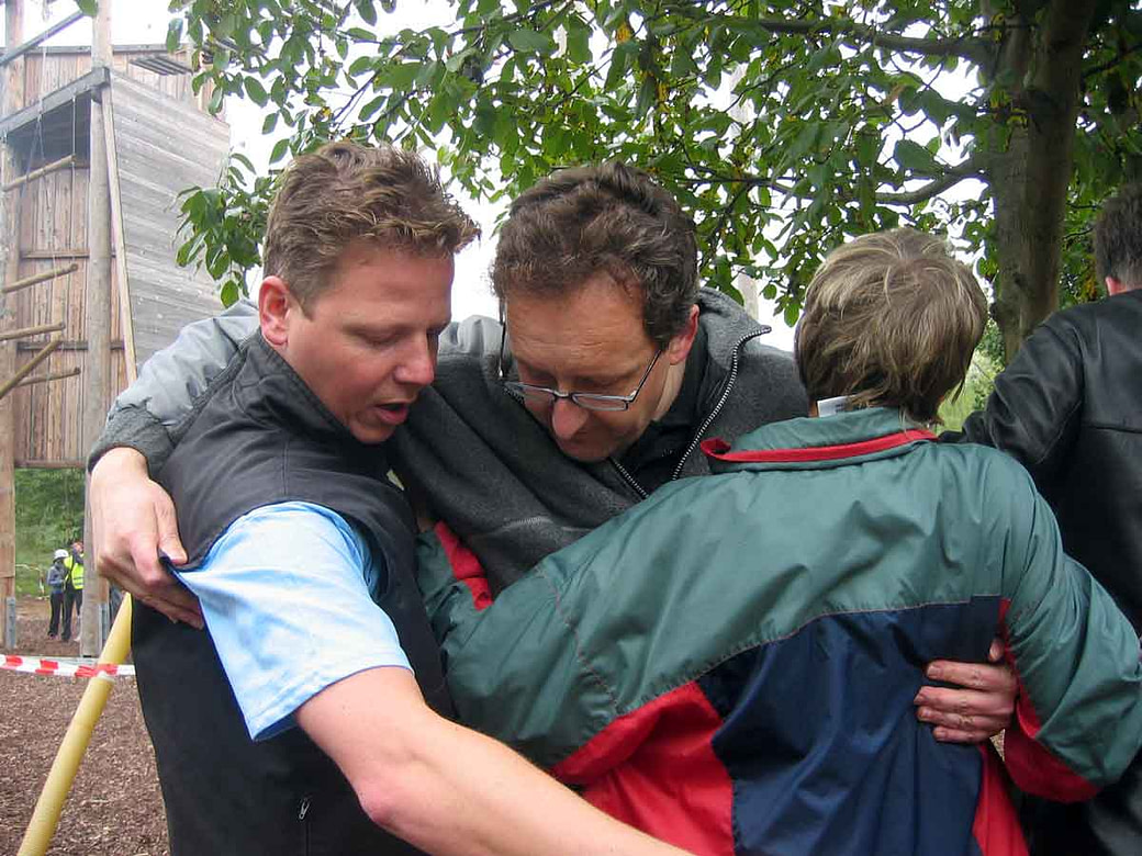 teambildende-Massnahmen-Wissenschaft-Stand-finden Ausserhalb des Büro kommen sich die Teilnehmer einer teambildenden Massnahme im Unternehmen auf ungewohnte Weise näher.