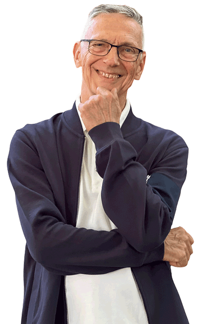Portrait von Uwe Kreß, Trainer und Mentor, freundlich lächelnd in Denker-Pose
