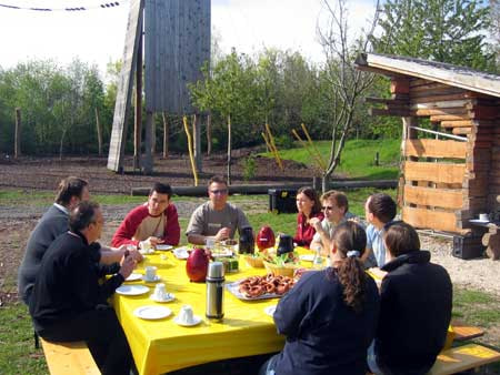 Kaffeepause im Hochseilgarten