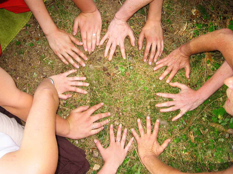 Community hochsensibel - Kreis der Hände, Symbolbild