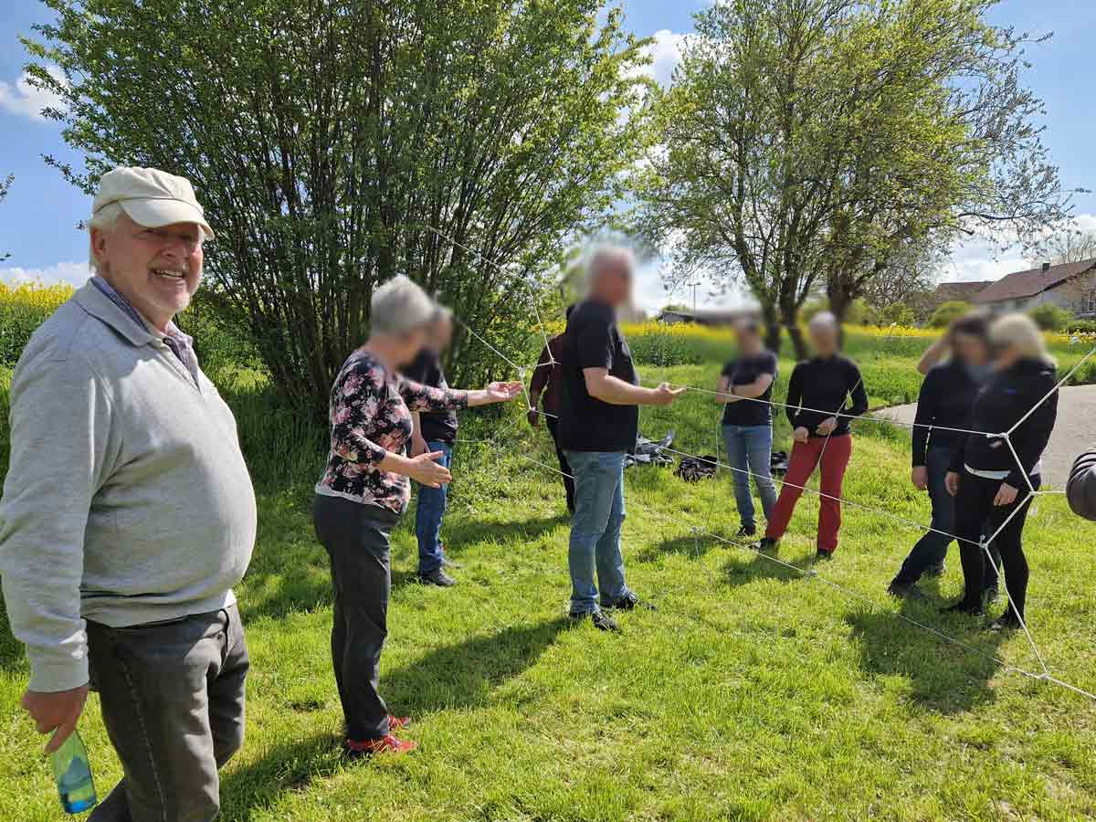 Gemeinsam durch das Spinnennetz Outdoor-Workshop Festo Esslingen 2023 – Teamübung Spinnennetz mit Dr. Klaus Wagenhals, Kooperation und Vertrauen