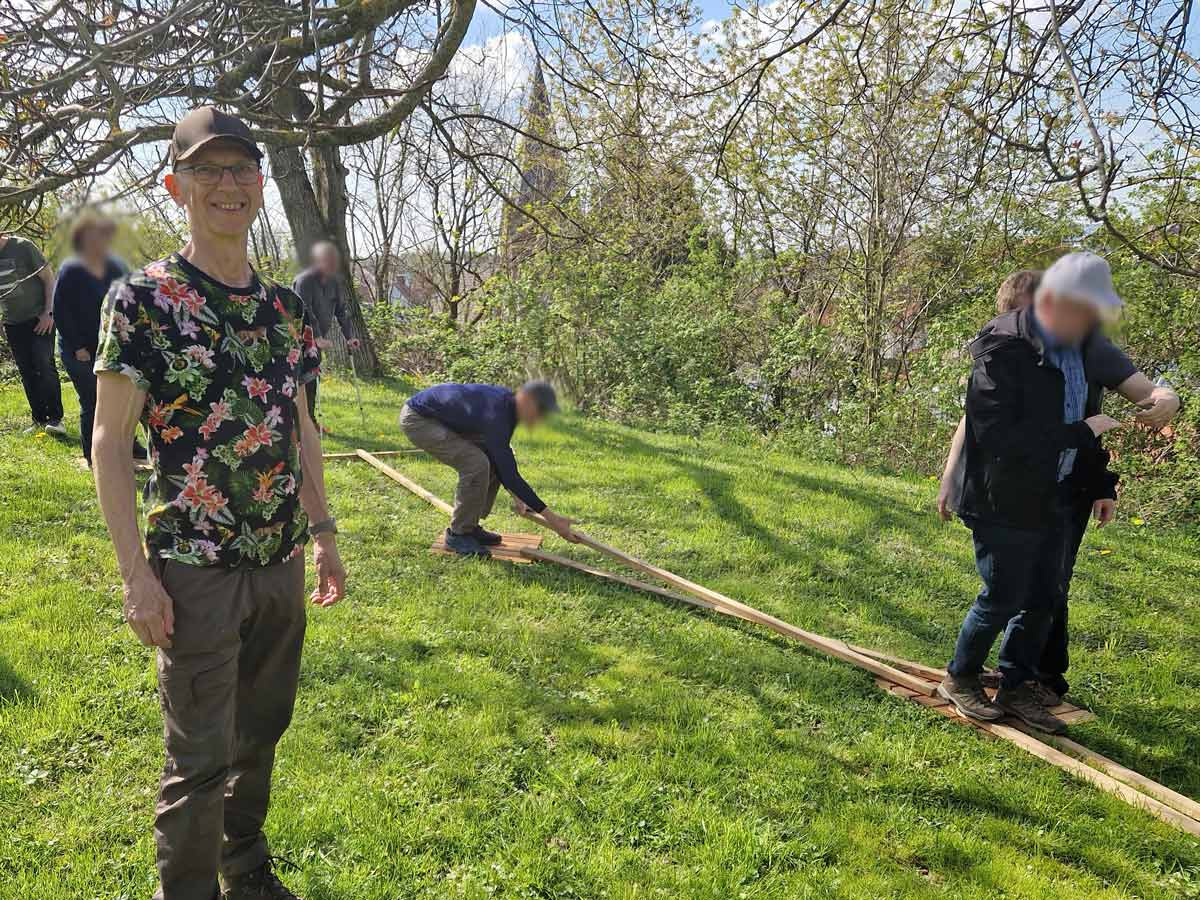 Balance halten – gemeinsam wachsen Outdoor-Workshop Festo Esslingen 2023 – Balance-Übung mit Götz Uwe Kreß, Präsenz und Begleitung