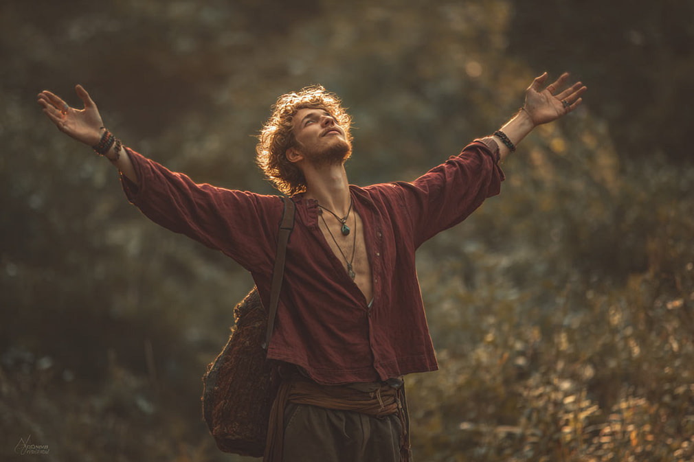 Was dich erwartet – Deine Heldenreise zu den Merlin-Kräften Mensch mit ausgebreiteten Armen im Waldlicht symbolisiert die Offenheit und Bereitschaft hochsensibler Menschen für die Transformation ihrer Merlin-Kräfte