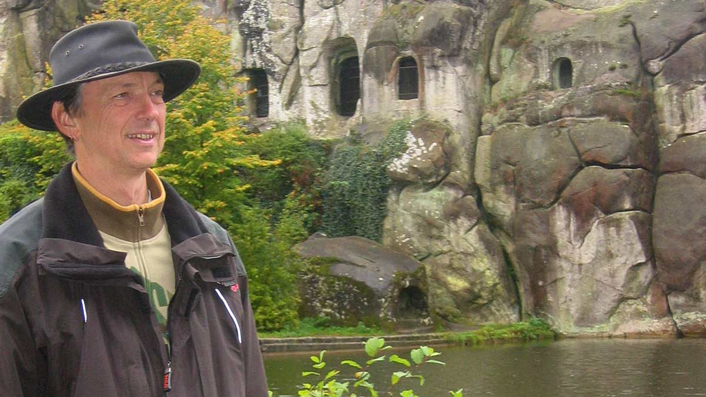 Steinsarg an den Externsteinen Götz Uwe Kreß an den Externsteinen im Teutoburger Wald mit dem Steinsarg am Wasser.