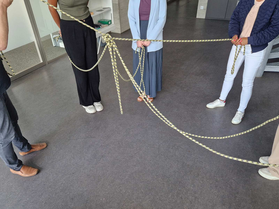Kommunikation und Verbindung im Team Teamentwicklung Seilübung zur Förderung von Kooperation