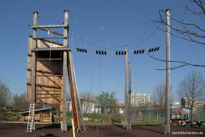 Hochseilgarten Worms – Abenteuerturm, Leitern und Kletterelemente in der Anlage in Worms-Neuhausen