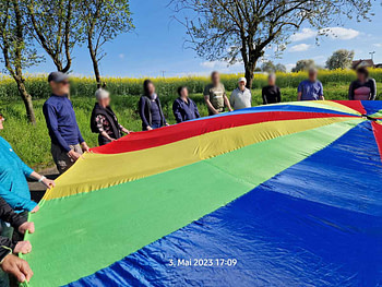 Farbe, Bewegung, Teamgeist Outdoor-Workshop Festo Esslingen 2023 – Schwungtuch-Übung, Freude, Energie und Teamgeist