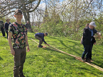 Balance halten – gemeinsam wachsen Outdoor-Workshop Festo Esslingen 2023 – Balance-Übung mit Götz Uwe Kreß, Präsenz und Begleitung
