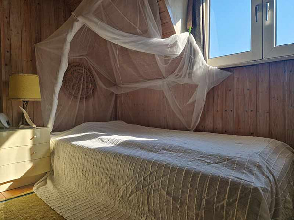 Bett-mit-Moskitonetz