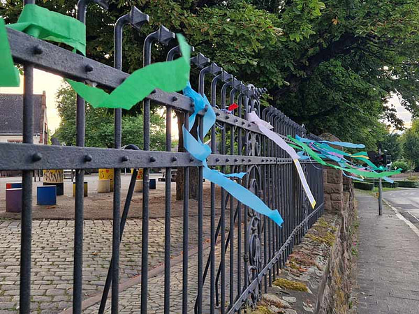 bunte-Baender-am-Zaun