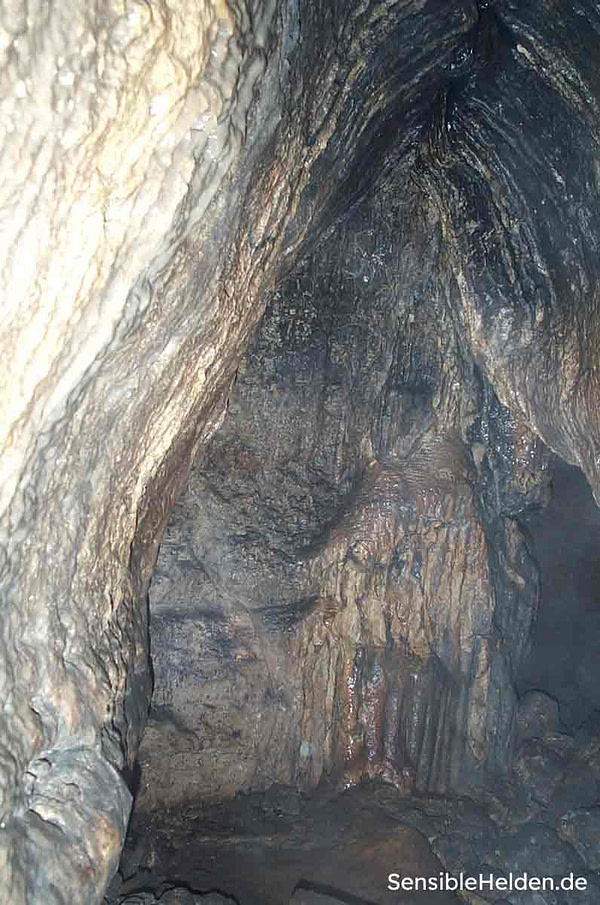 Blitzaufnahme aus dem Inneren der Rothesteinhöhle im Weserbergland