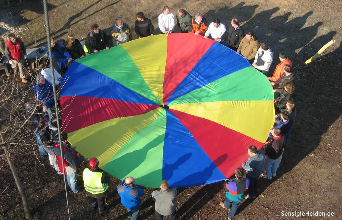 0603Roche037 Teamübung mit Schwungtuch im Hochseilgarten Worms – Kooperation und Gruppendynamik am Boden