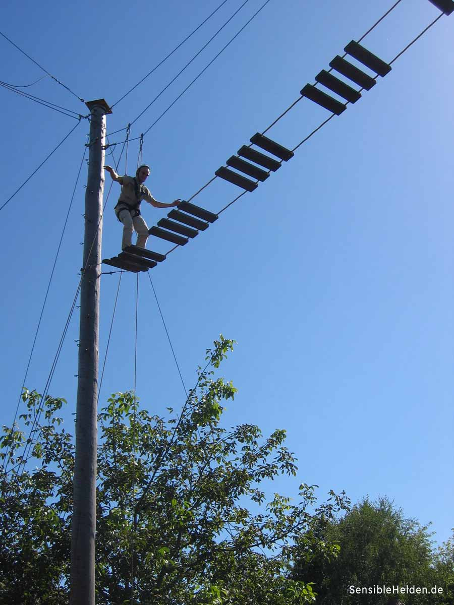 Fuehrungskraft-Herausforder Teilnehmer auf dem Hochseil im Hochseilgarten Worms – Selbstüberwindung in elf Metern Höhe
